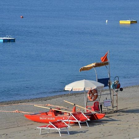 Savona Magnifico Sole Mare 150 M Wifi Climatcontrol Apartment Luaran gambar