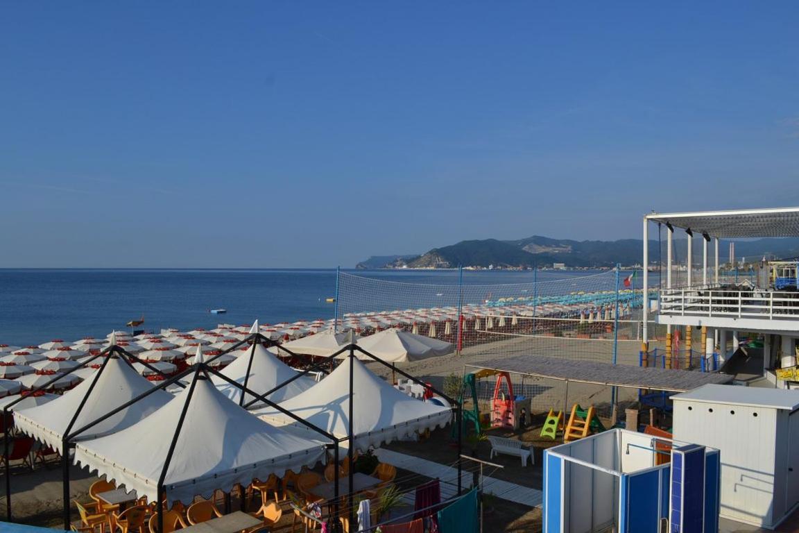 Savona Magnifico Sole Mare 150 M Wifi Climatcontrol Apartment Luaran gambar