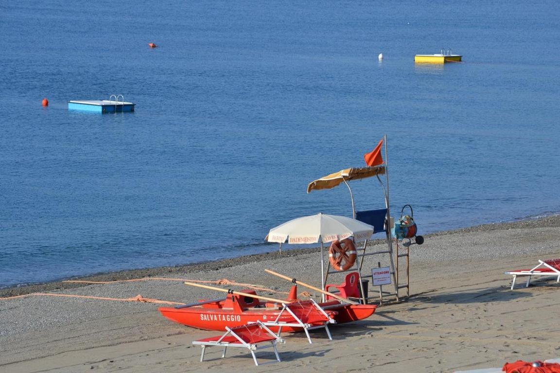 Savona Magnifico Sole Mare 150 M Wifi Climatcontrol Apartment Luaran gambar
